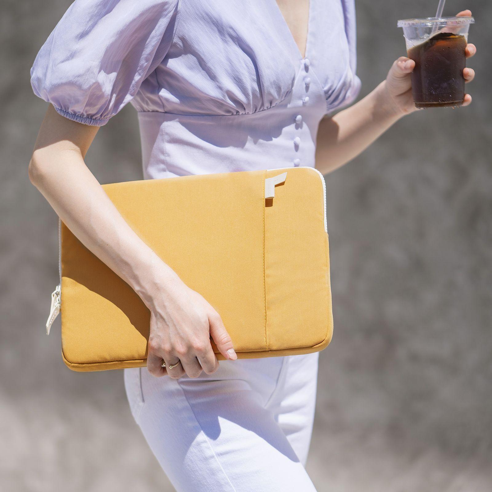 Tomtoc Funda Lady Para Macbook 13''+ organizador Amarillo-3