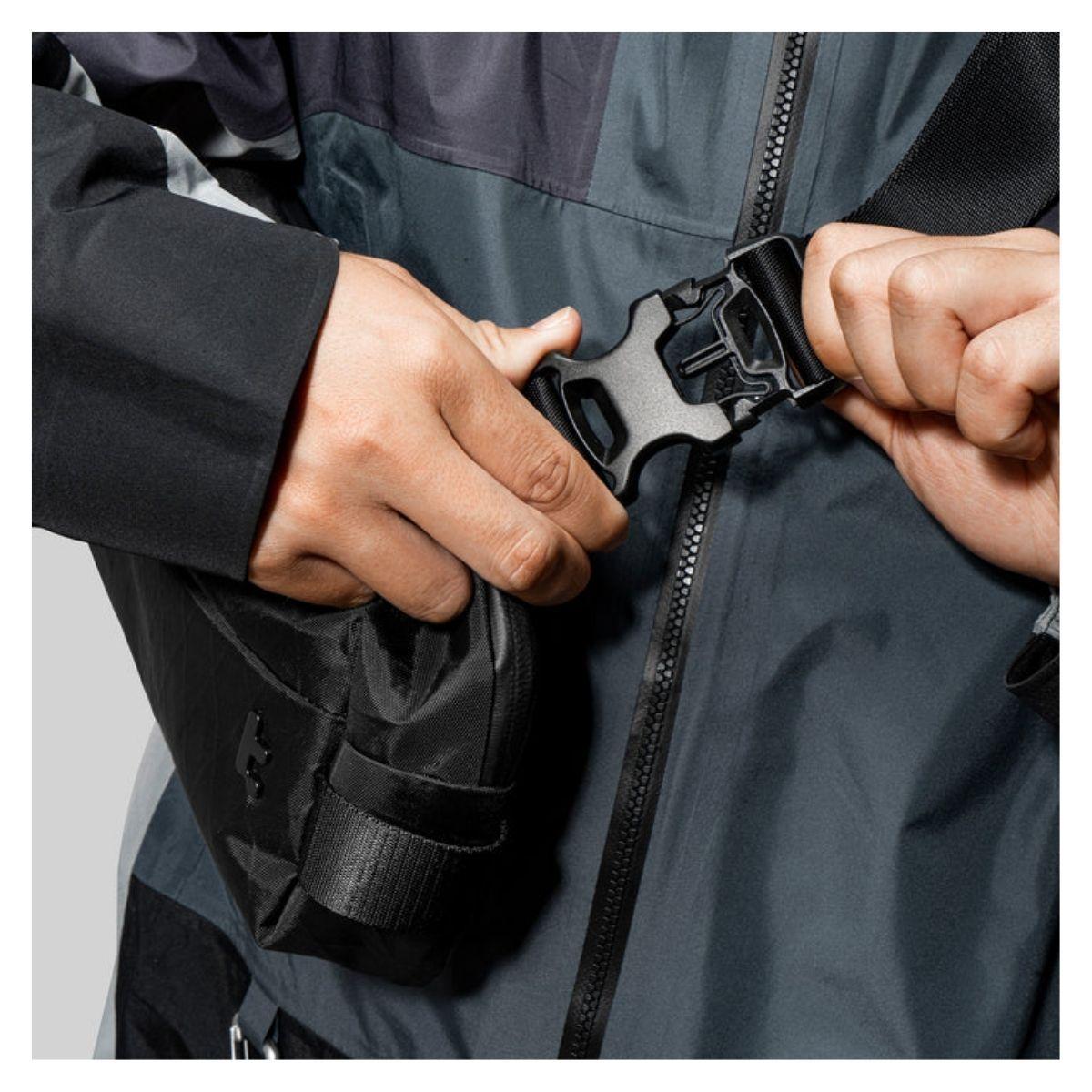 Tomtoc Bolso Sling Explorer-T21 X-Pac S NS/IPAD 8” - Negro-6