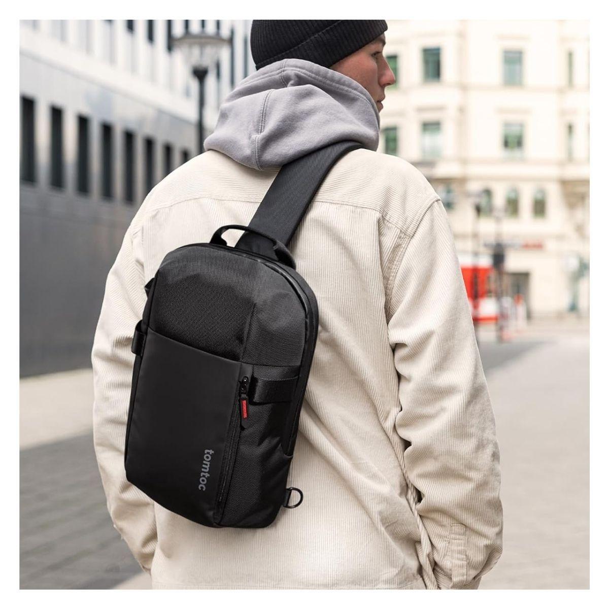 Tomtoc Bolso Sling Navigator-T24 para MacBook Air/Pro 13" - Negro-1