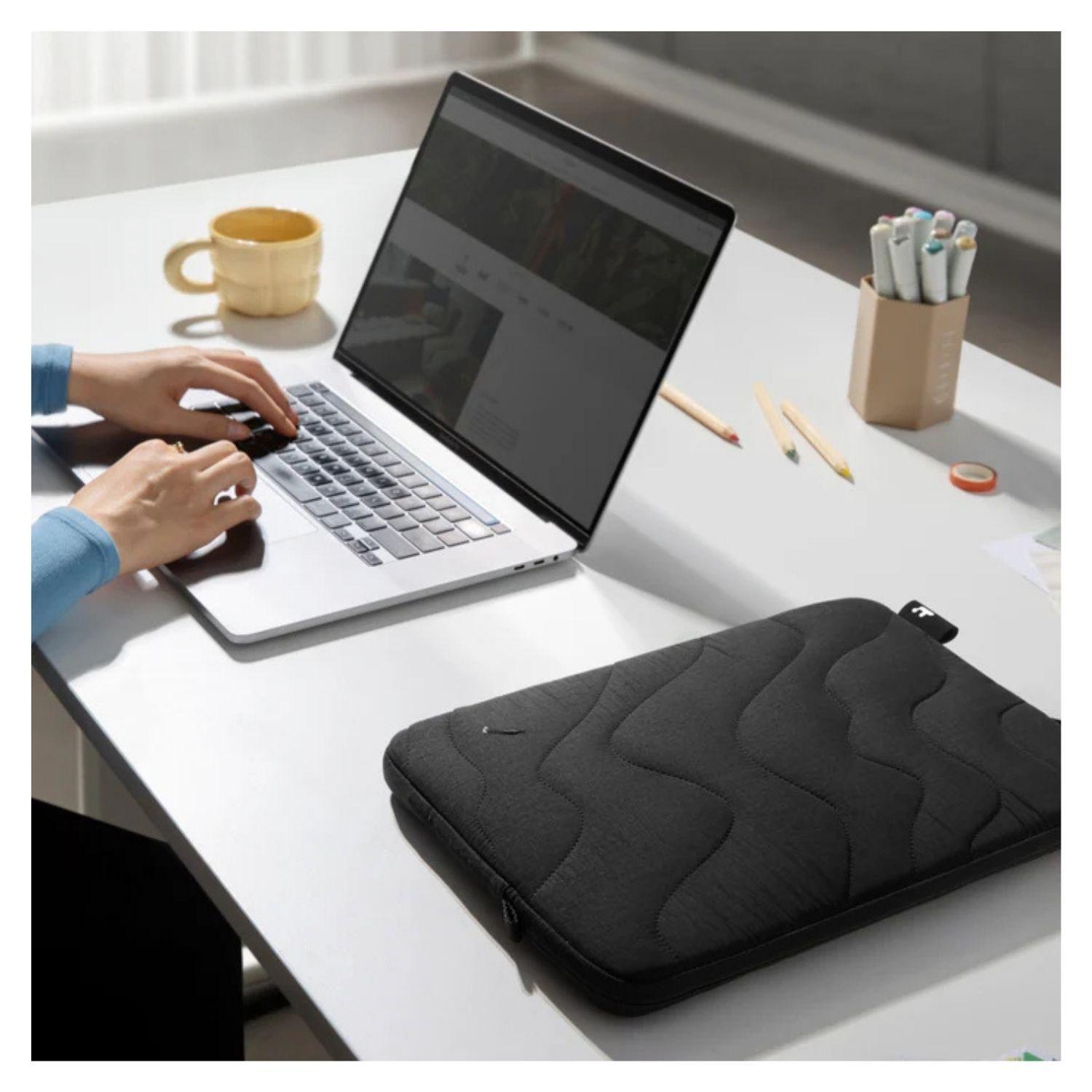 Tomtoc Funda Terra-A27 para MacBook Air 13" - Negro-2