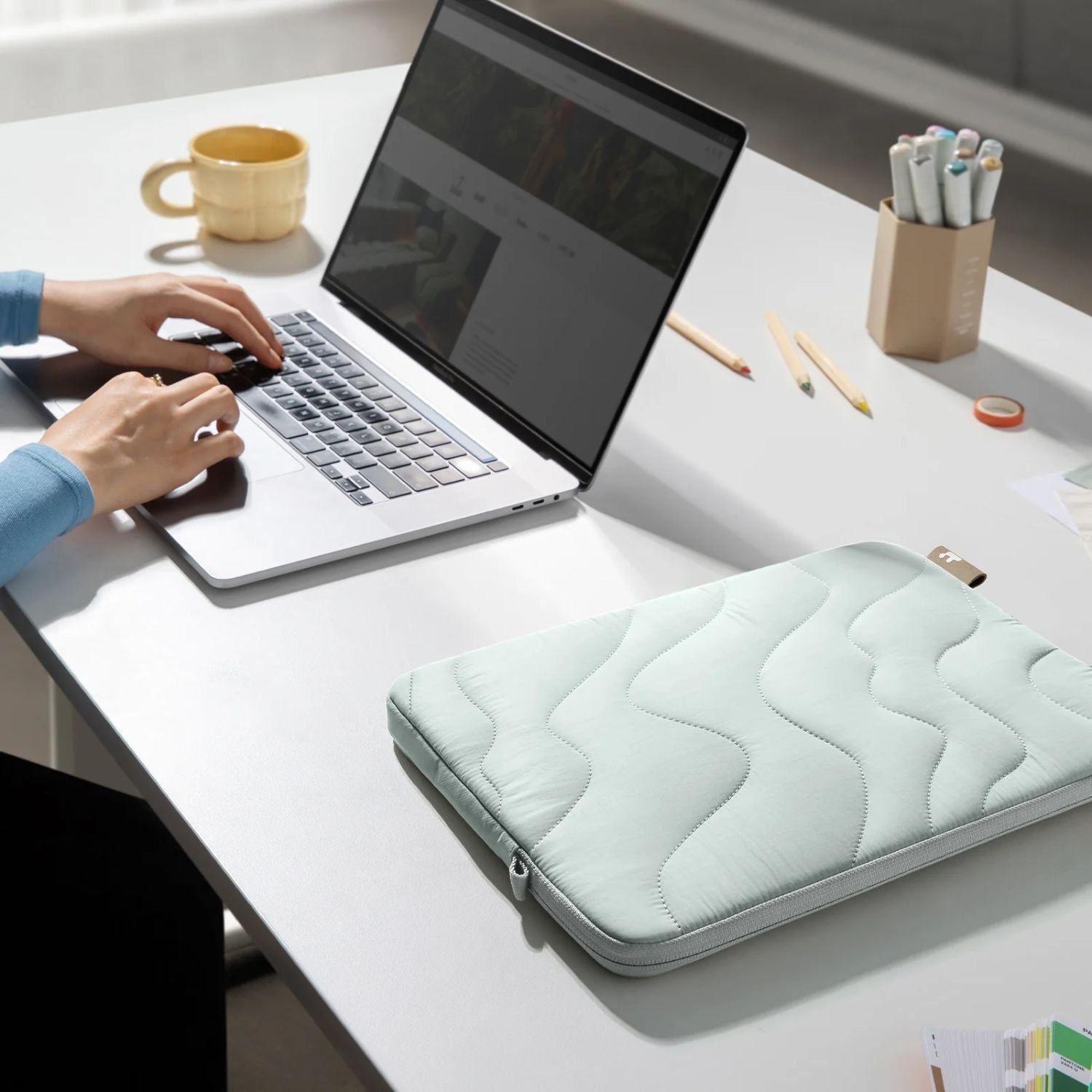 Tomtoc Funda Terra-A27 para MacBook Pro 14" Celeste-2