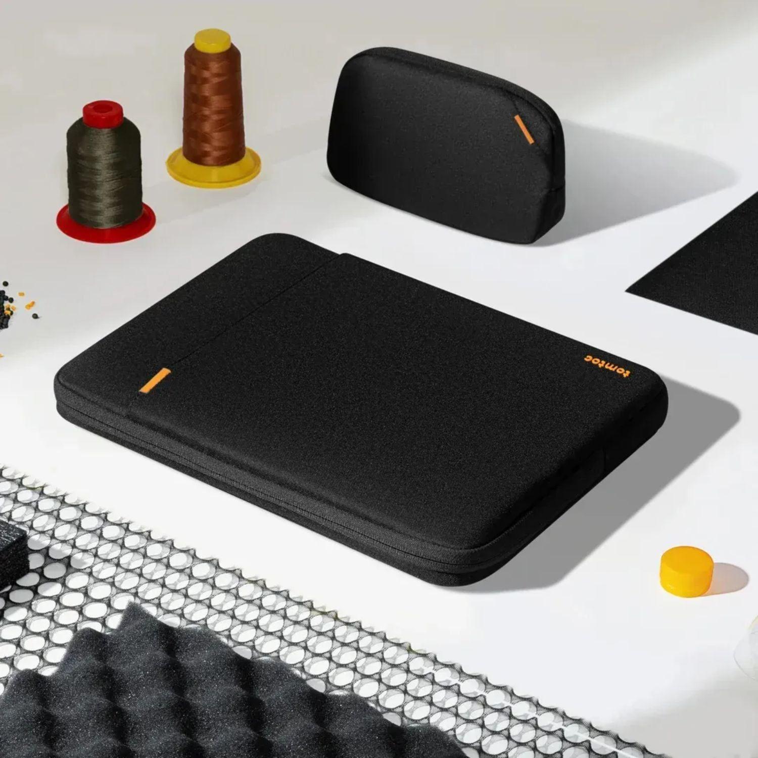 Tomtoc Funda Defender-A13 para MacBook Neo / Air / Pro de 13" con organizador Negro-7