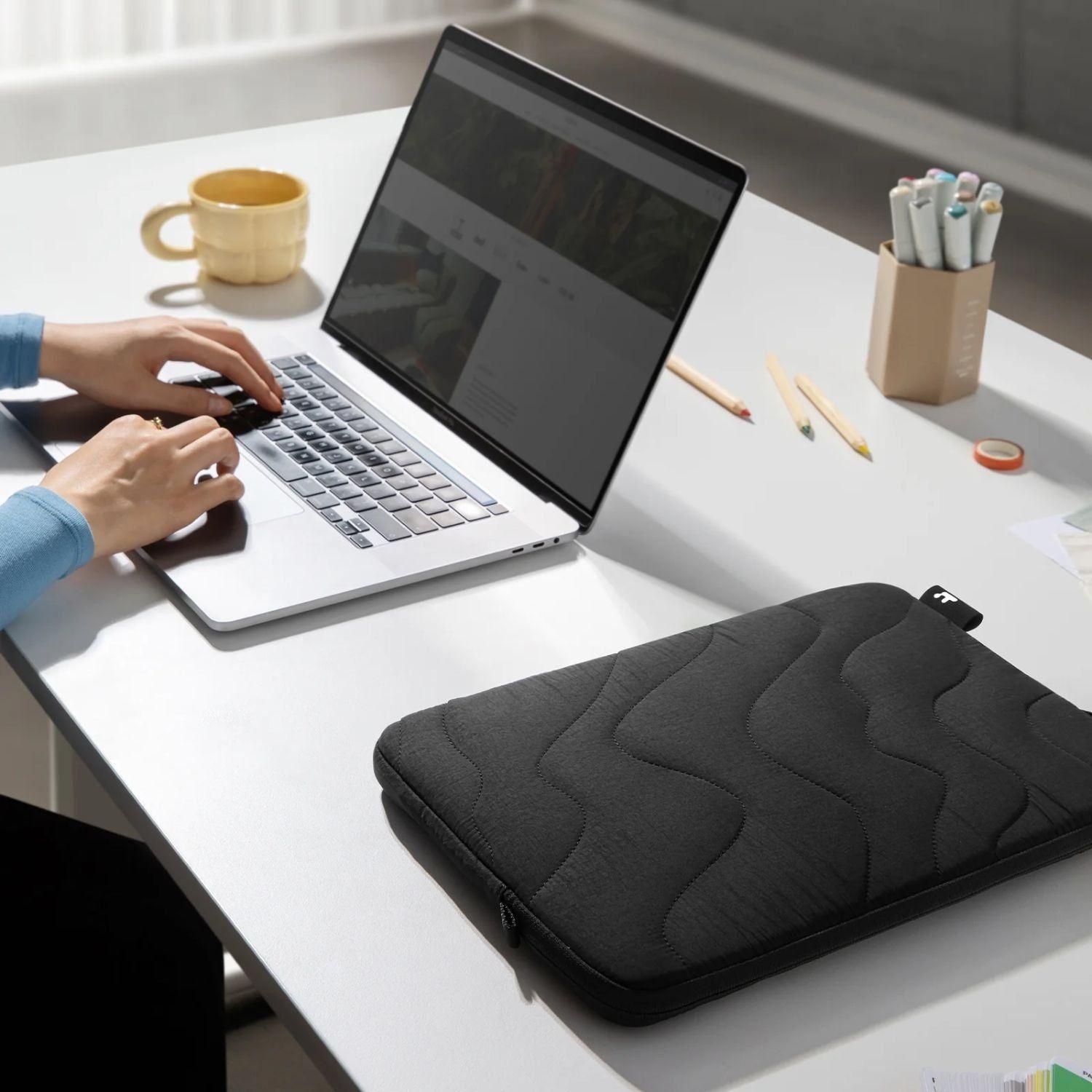 Tomtoc Funda Terra-A27 para MacBook Pro 14" Negro-2