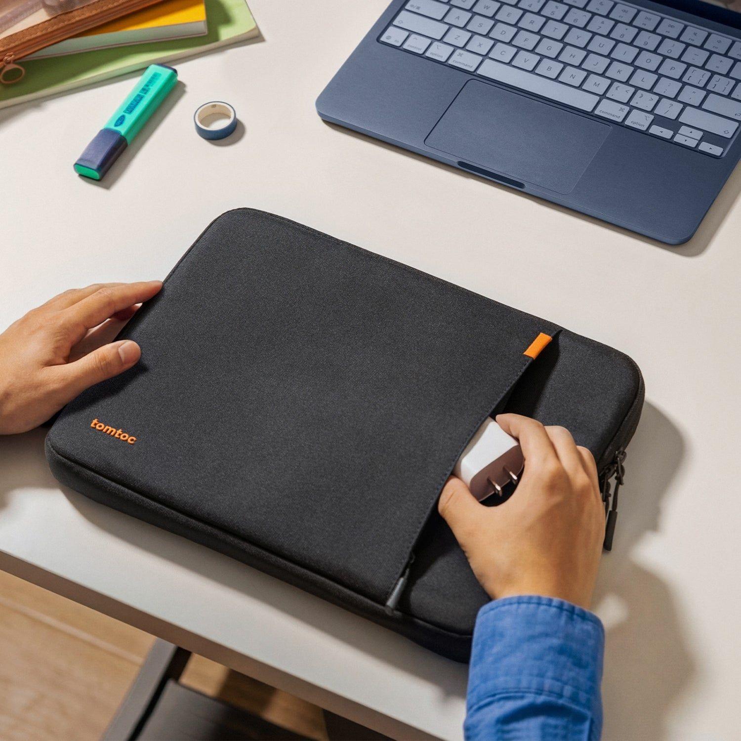 Tomtoc Funda Defender-A13 para MacBook Neo de 13" Negro-6
