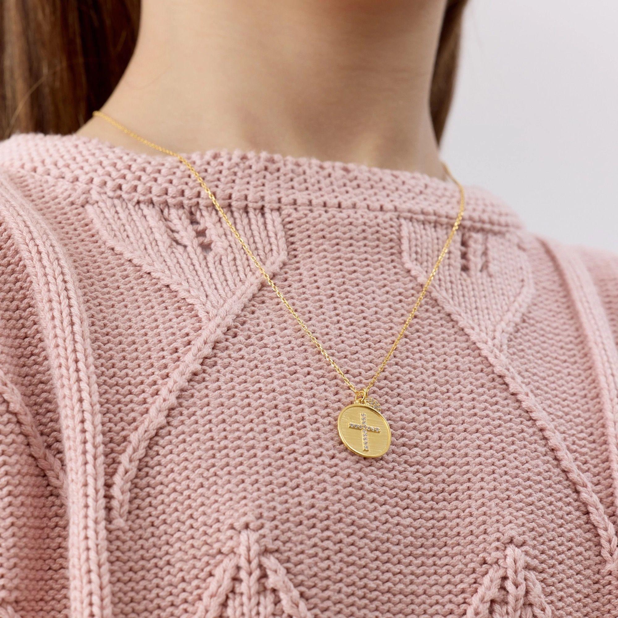 Collar Religioso con una medalla de Cruz con Circones de Plata 925 enchapada en Oro de 18k-1