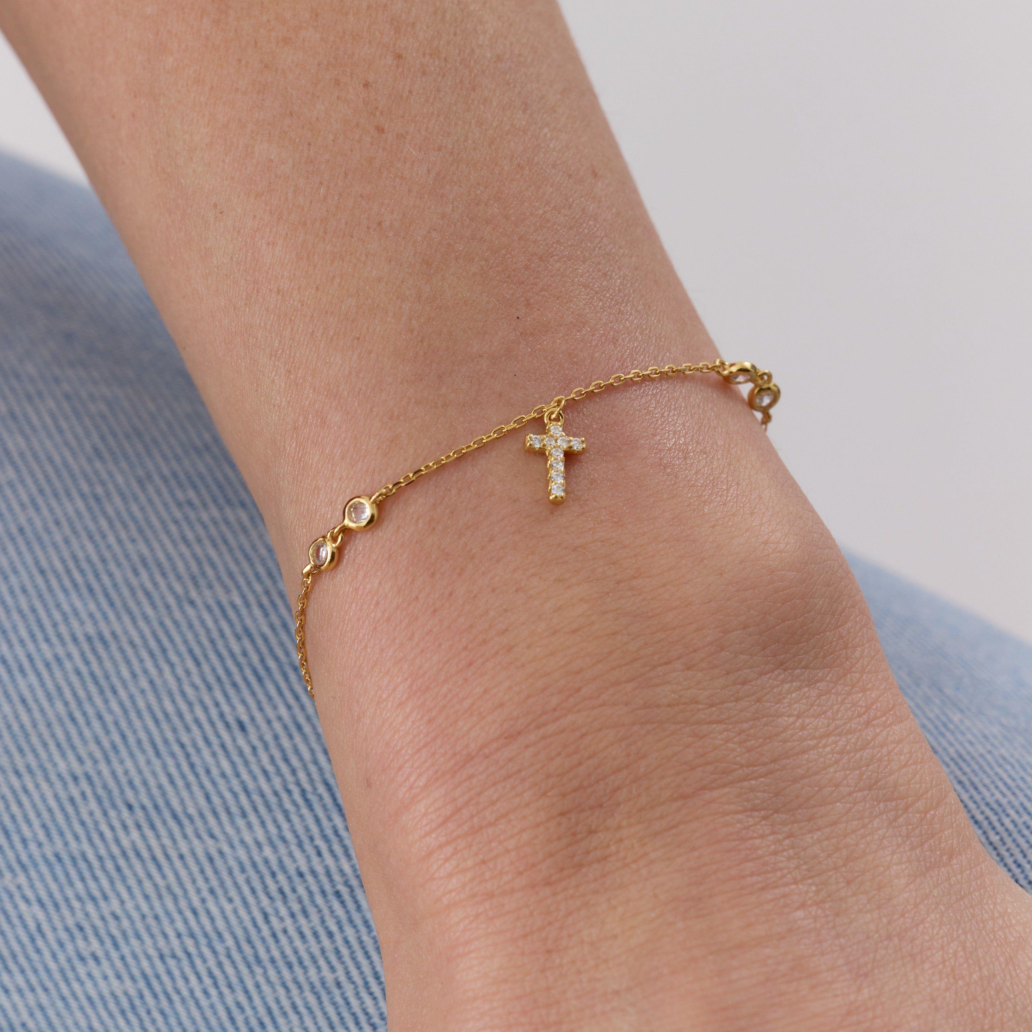Pulsera con una Cruz y Circones de Plata 925 enchapada en Oro de 18k-3