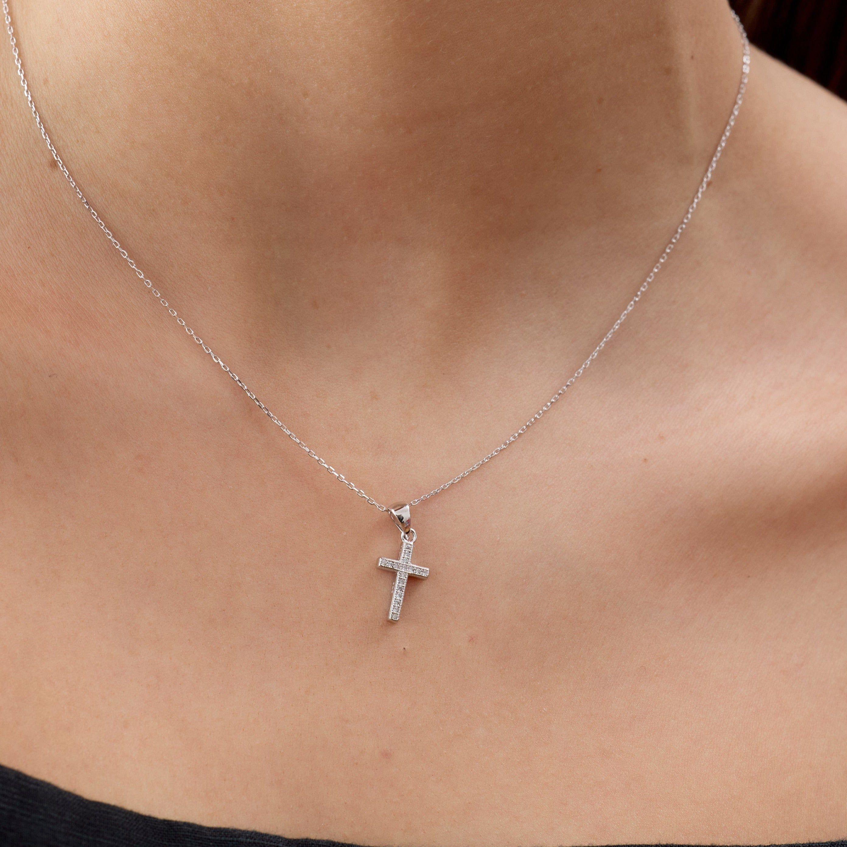 Collar Religioso con una Cruz de 13mm con Circones de Plata 925-3