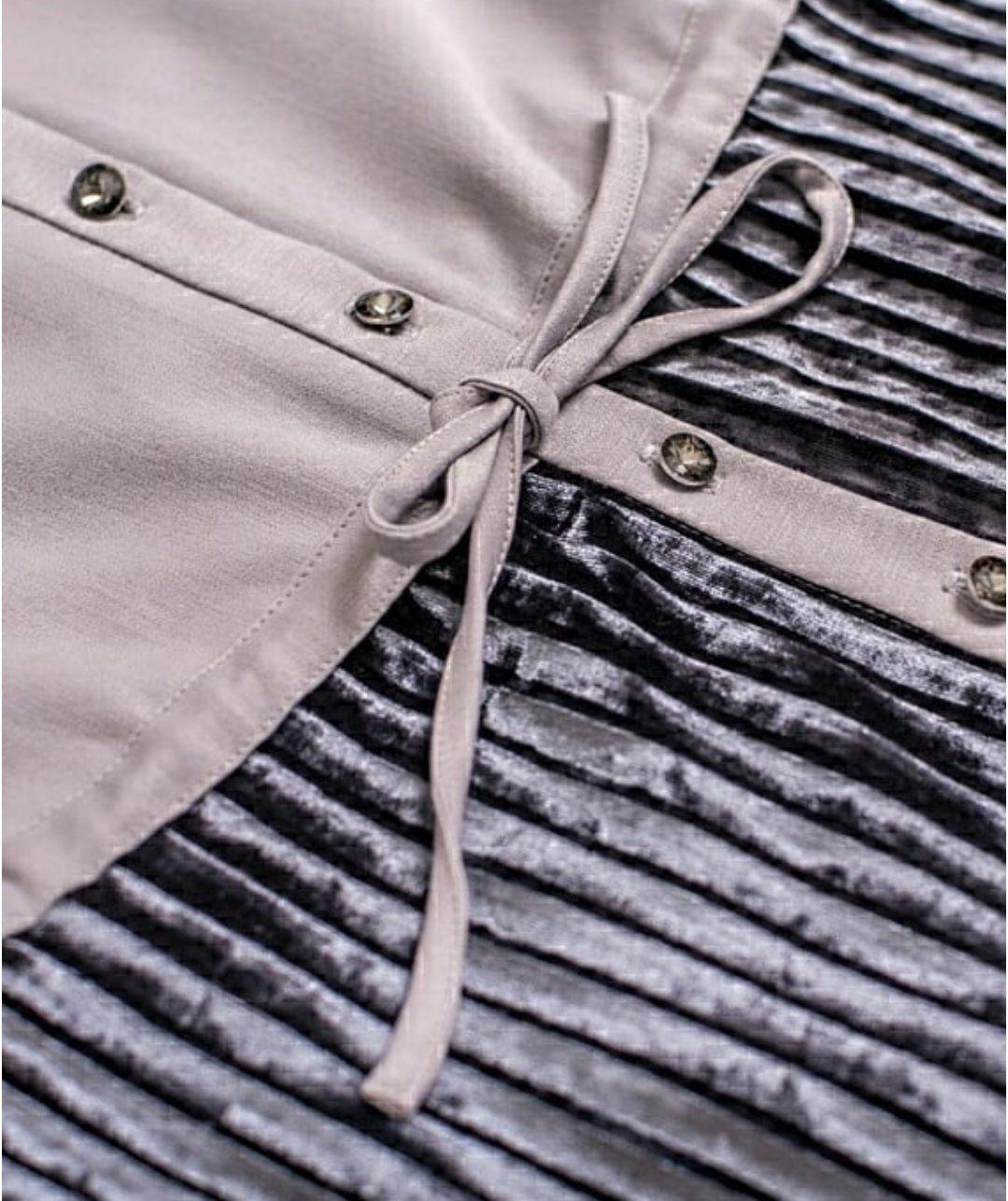 Vestido Midi Gris con Falda Plisada de Terciopelo y Cintura Ajustable-3