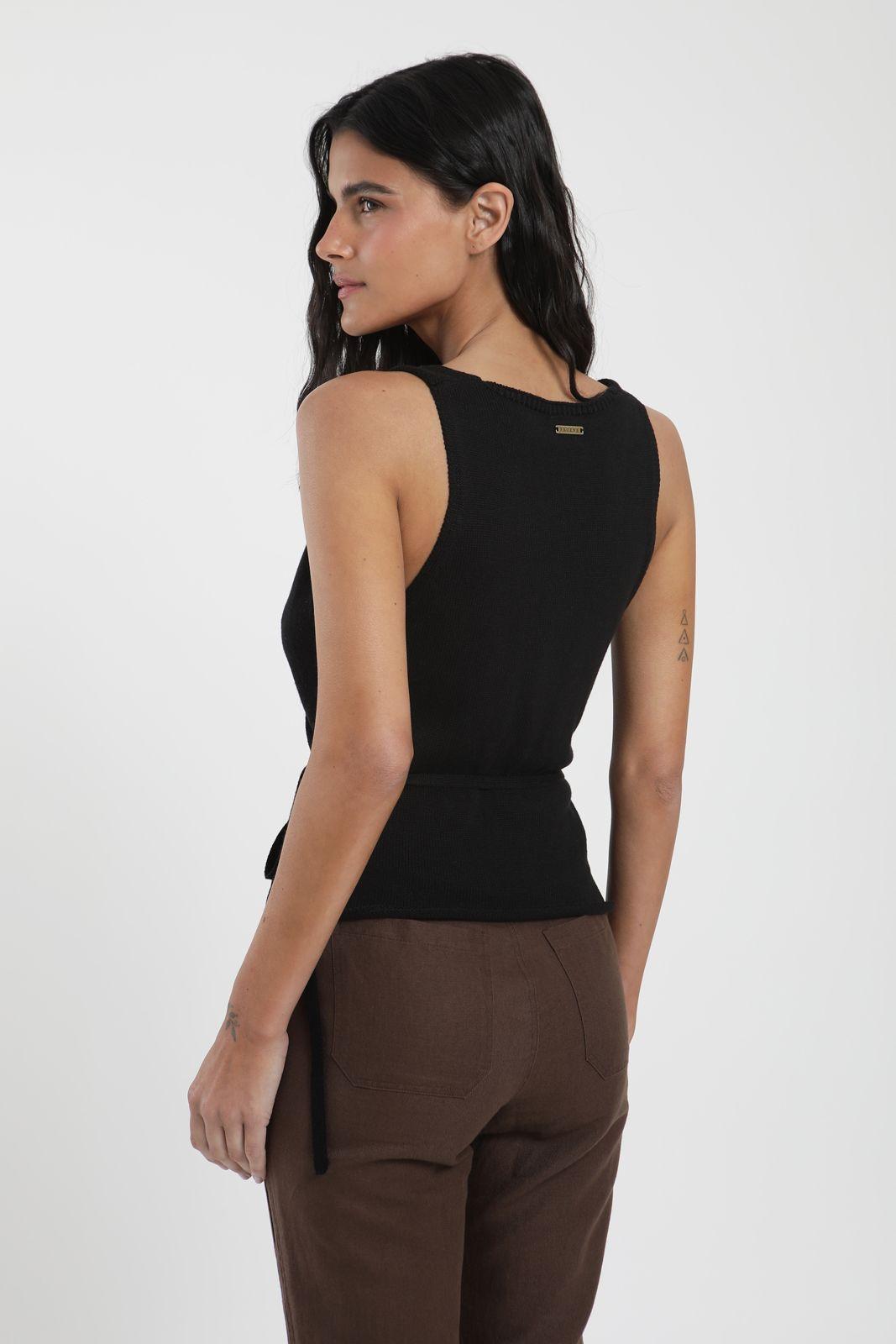 Polera mujer cruzada negro Froens-2