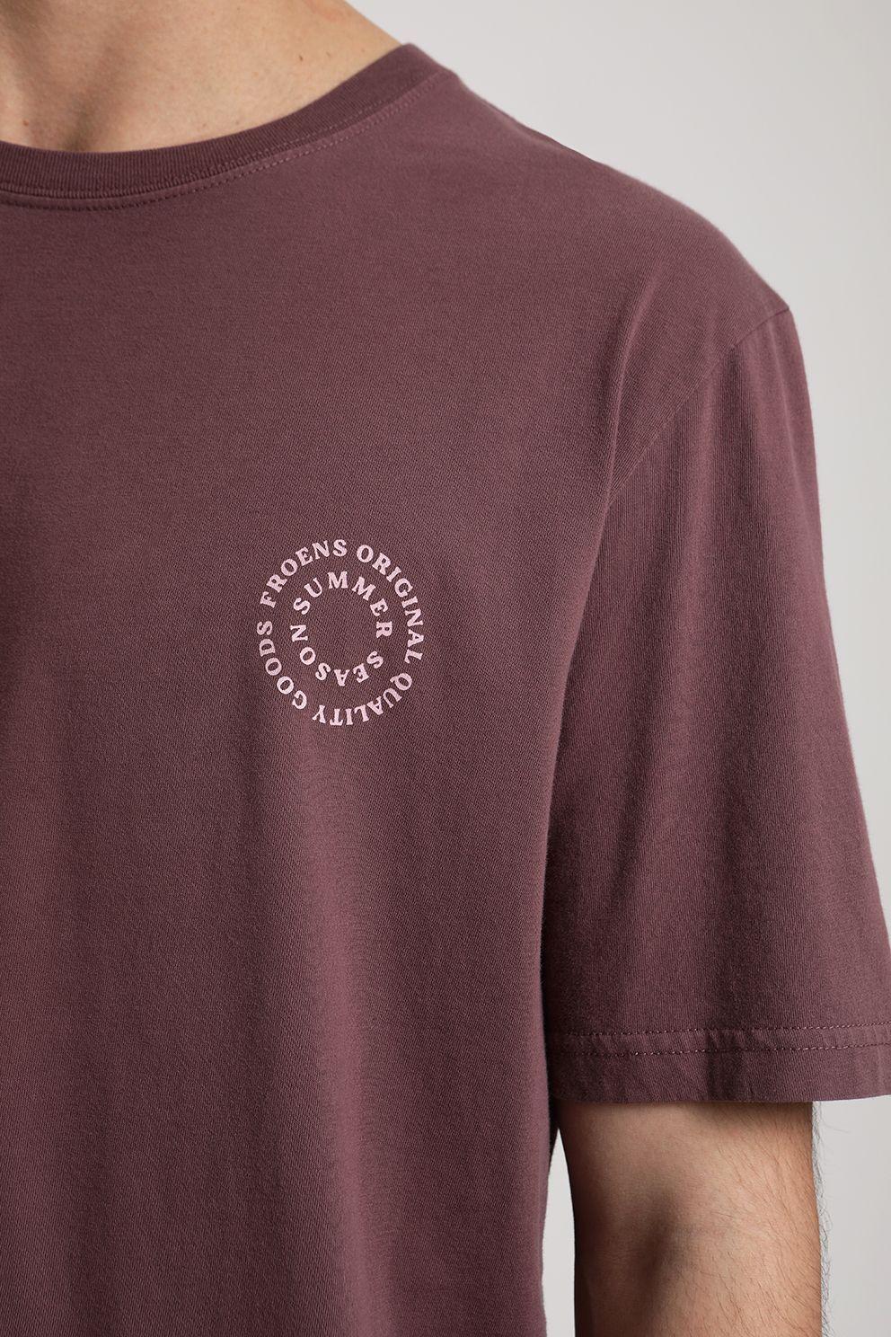 Polera manga corta hombre Logo text burdeo -1