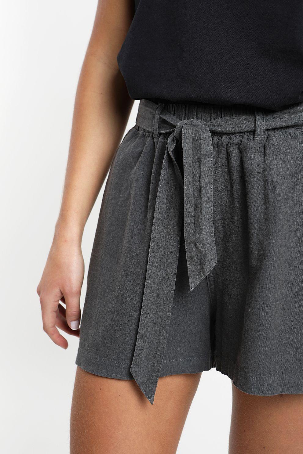 Short mujer Tupahue grafito-2