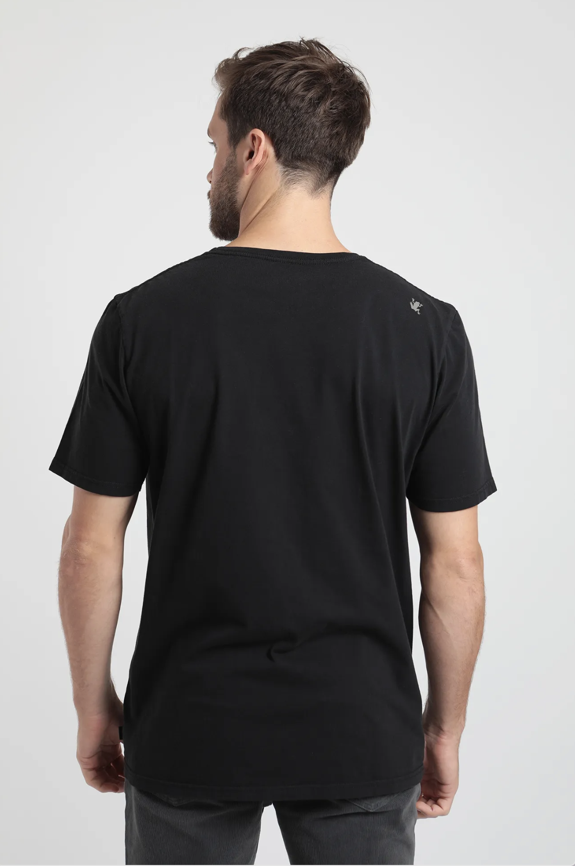 Polera manga corta print hombre bolsillo negro -2