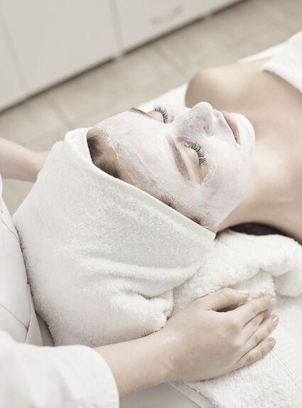 Paquete: Limpieza facial con cóctel vitamínico + hidratación profunda de manos. -0