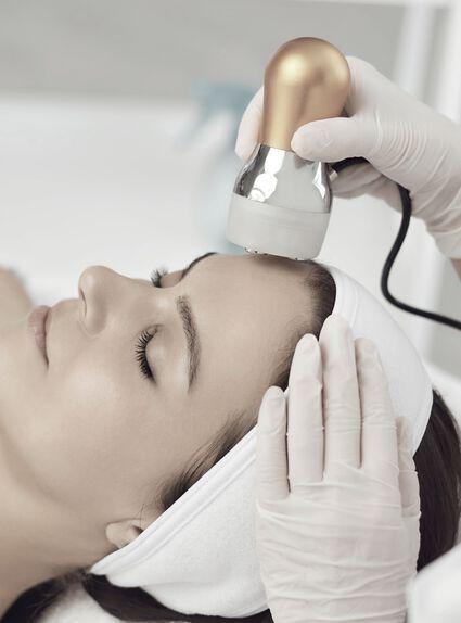 Paquete: Limpieza facial con cóctel vitamínico + hidratación profunda de manos. -1