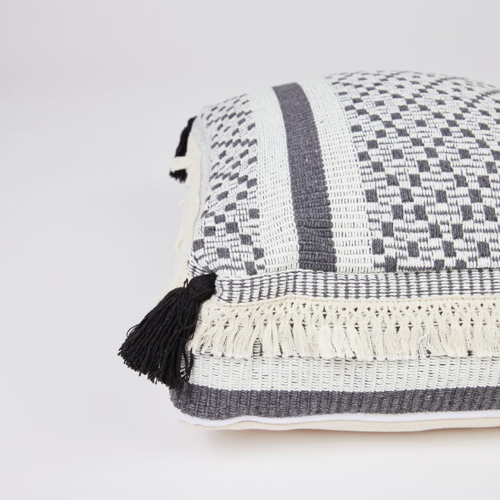 Pouf / Puff Cubo Bajo Con Flecos Blanco y Negro Relan-3