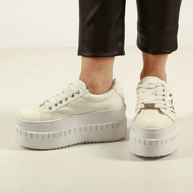 ZAPATILLA BLANCA CON TACHAS-2