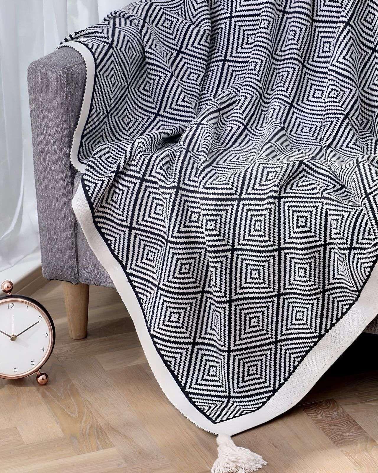 Mantas para sofas camas u oficinas con pompon 130x150 cm Negro-2