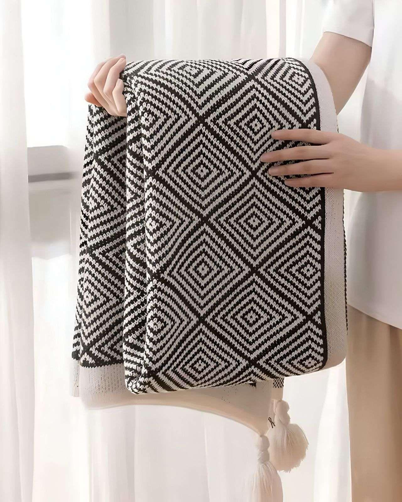 Mantas para sofas camas u oficinas con pompon 130x150 cm Negro-3