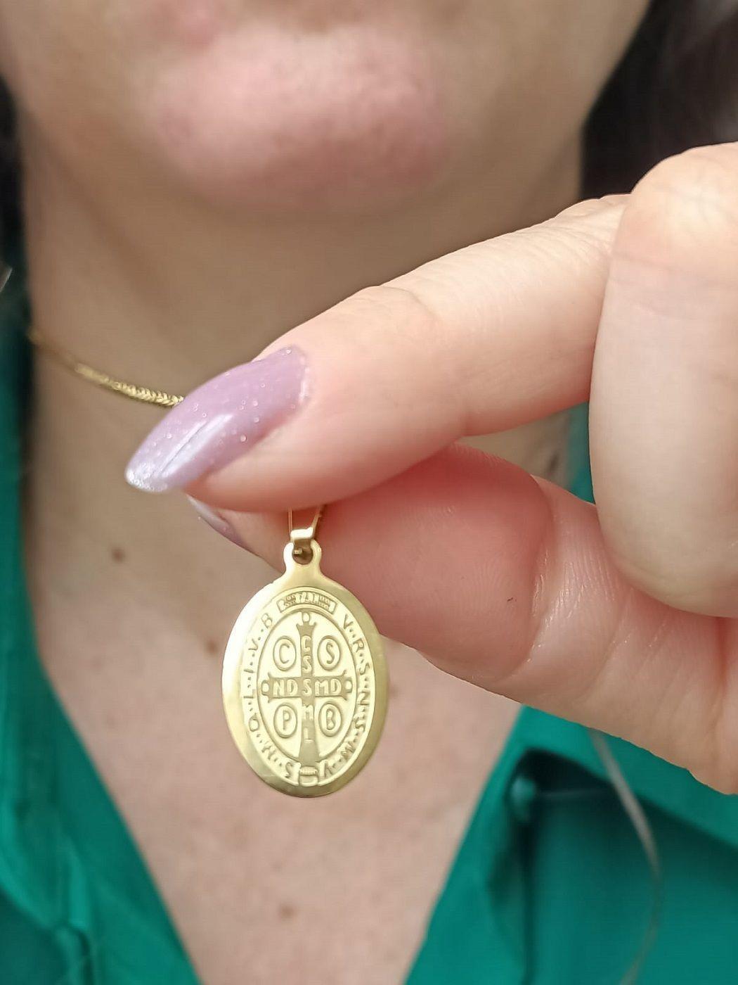 Colgante Collar Medalla San Benito Nacar Chapado Oro-3