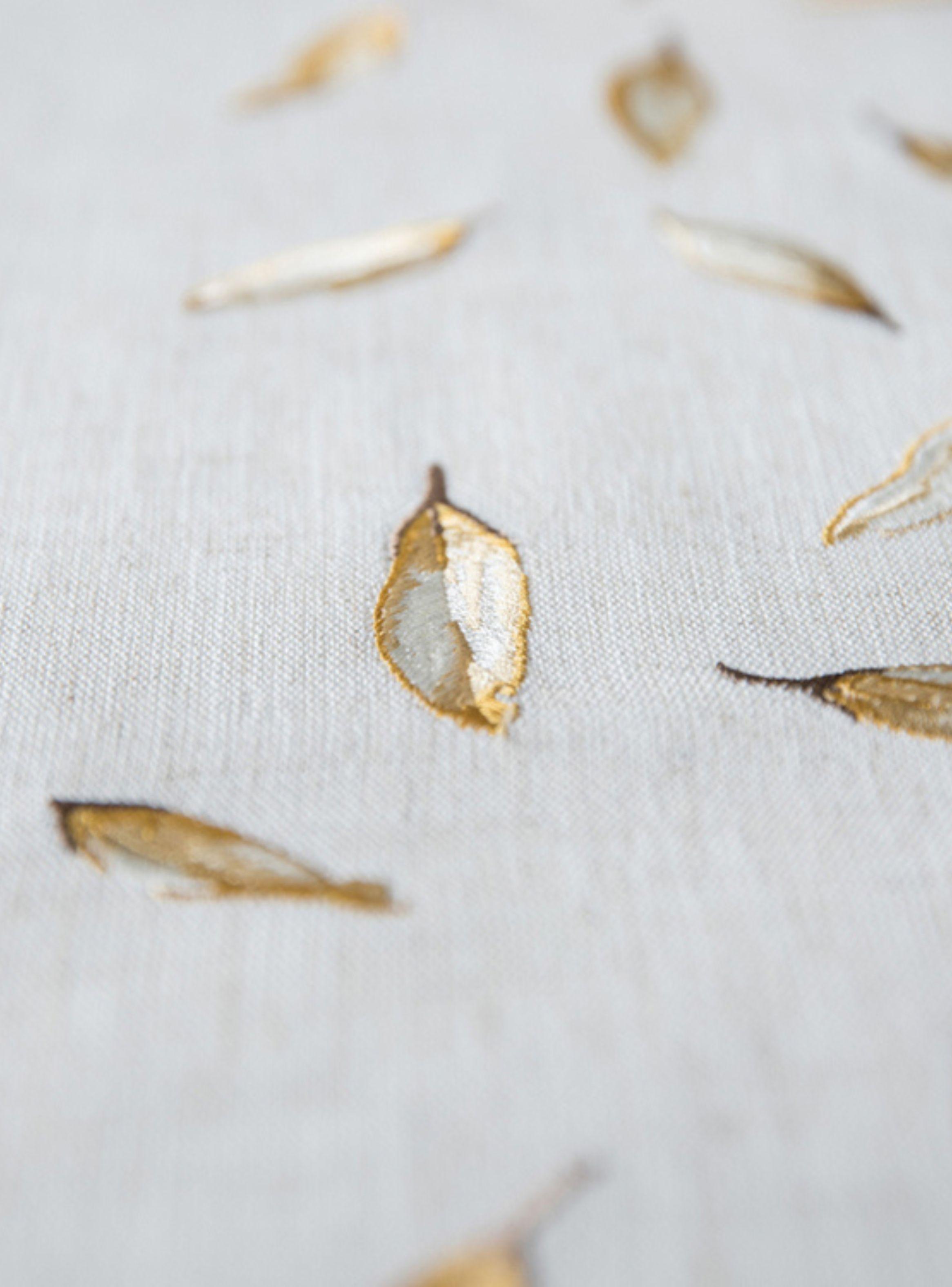 Mantel Rectangular Crema Bordado con Hojas-4