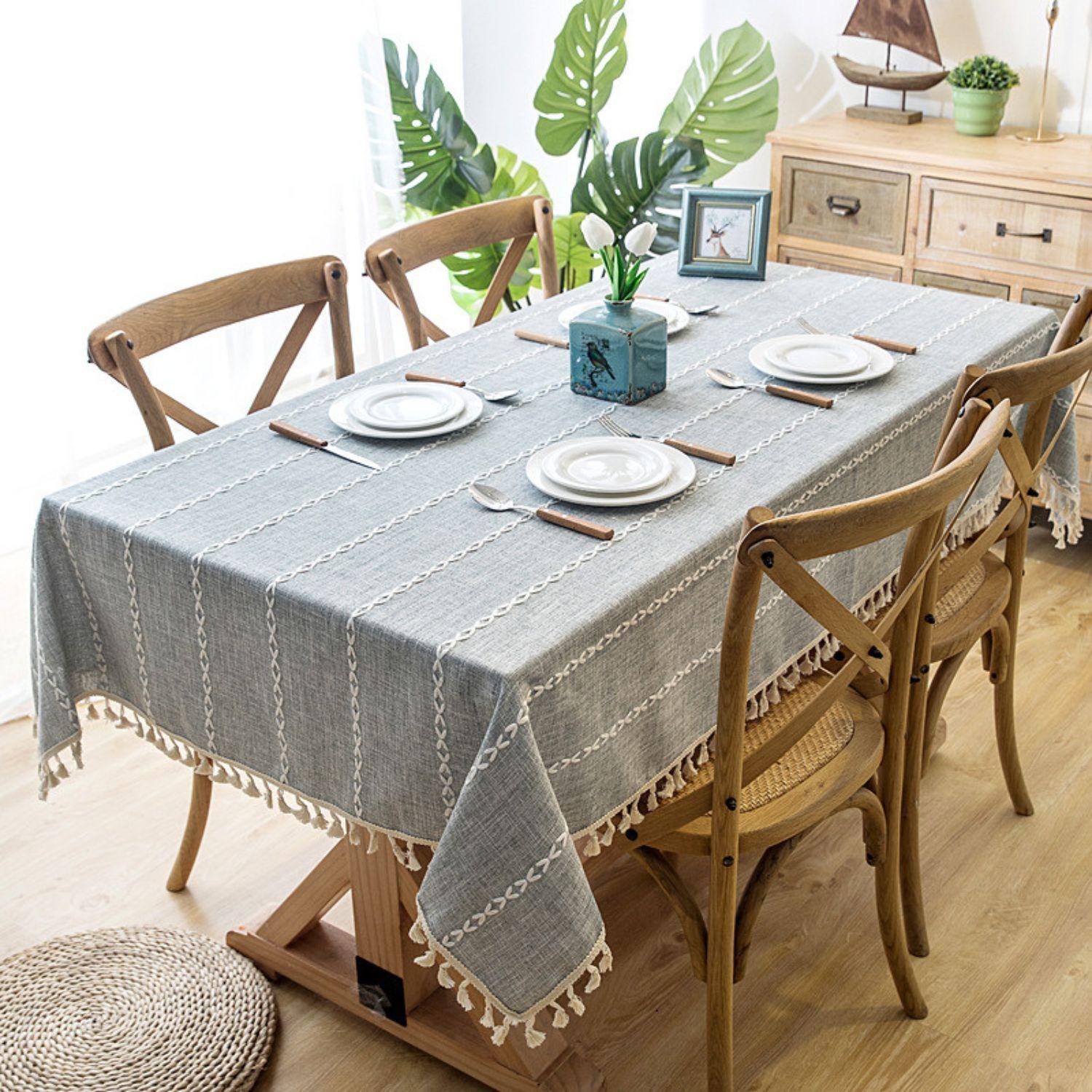 Mantel Rectangular Gris Piedra Con Bordados Lineales Blancos y Borlas-3