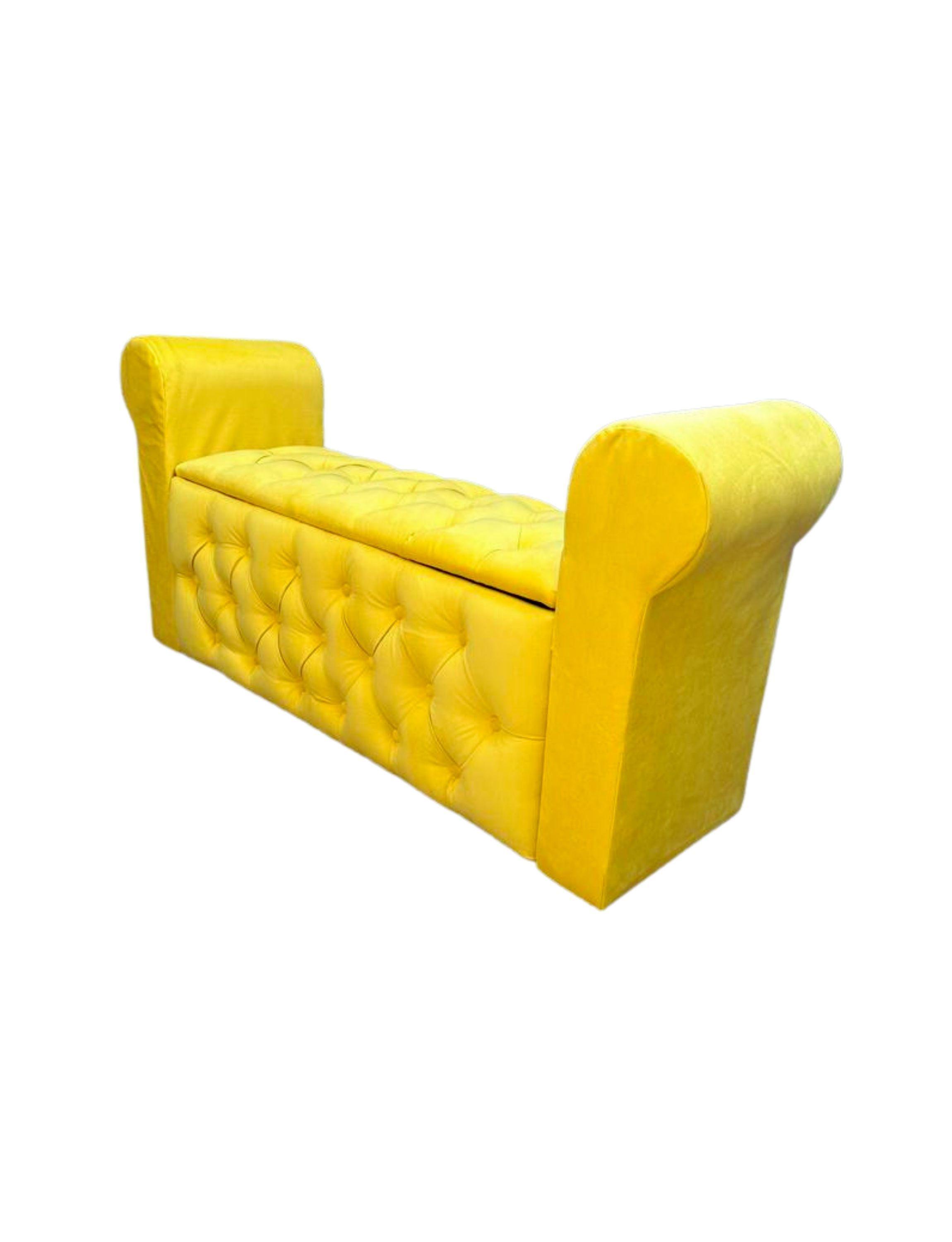 BANQUETA BAUL CON BRAZO OCRE FELPA -2