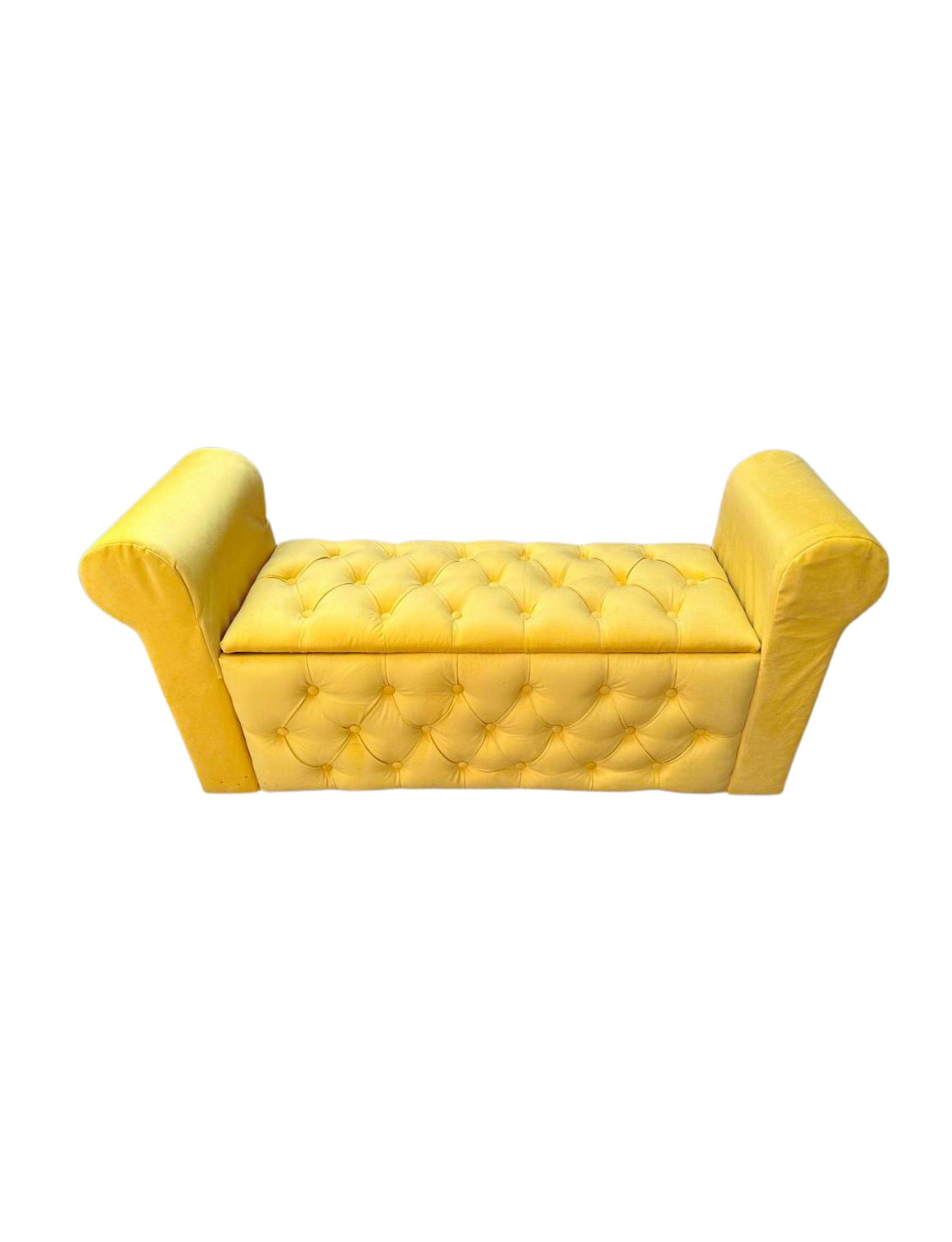 BANQUETA BAUL CON BRAZO OCRE FELPA -4