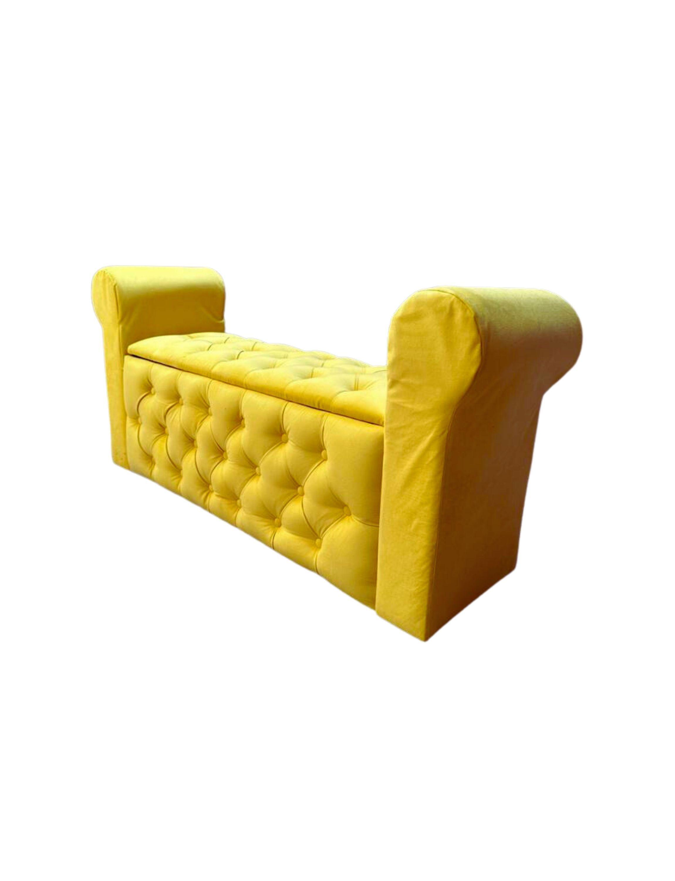 BANQUETA BAUL CON BRAZO OCRE FELPA -5