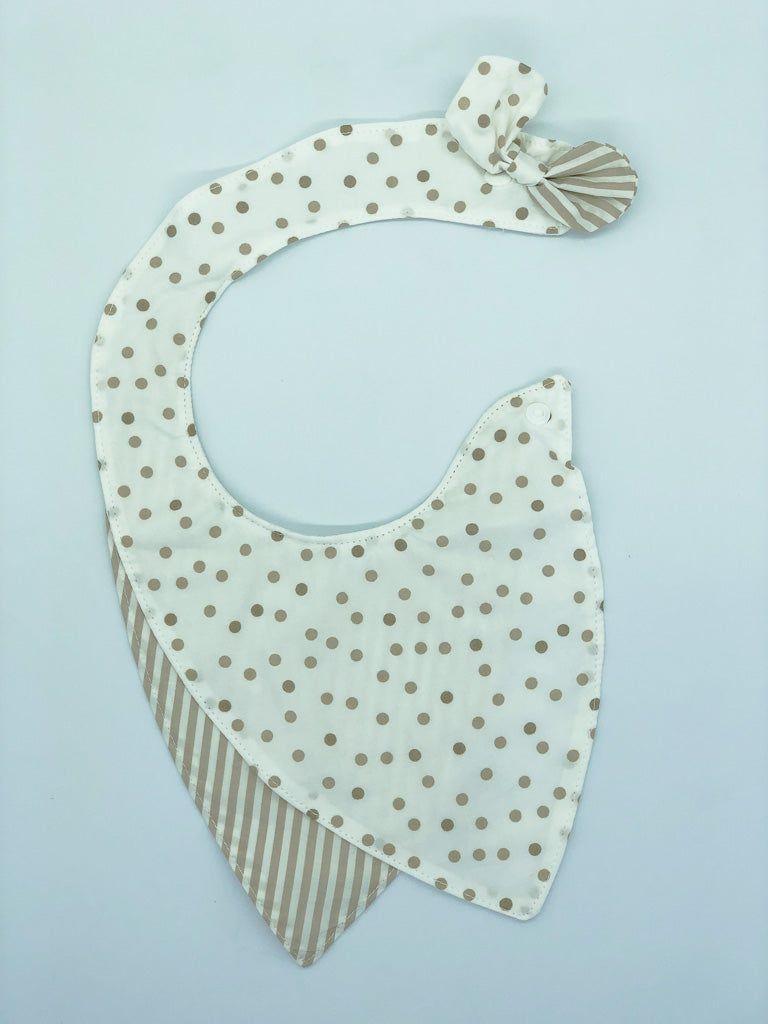 Babero de tela con lunares beige-2