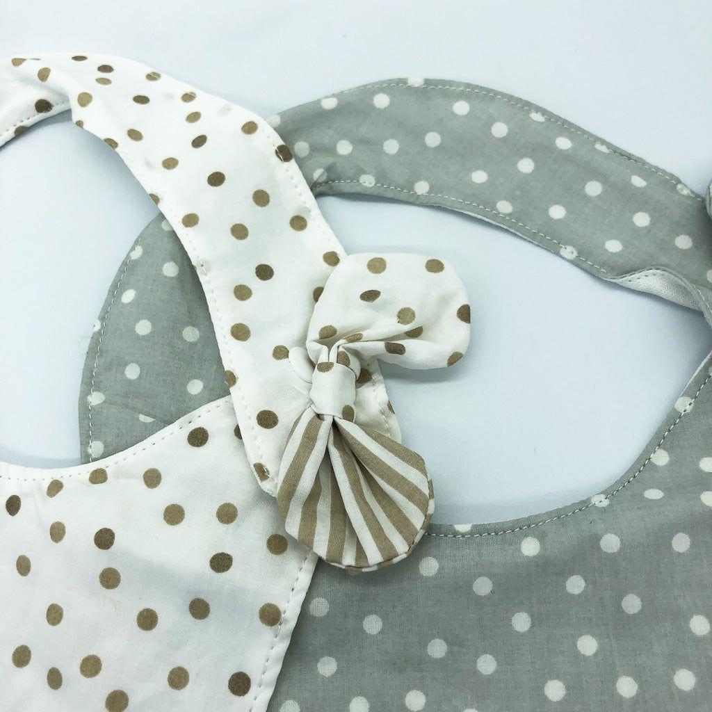Babero de tela con lunares beige-3