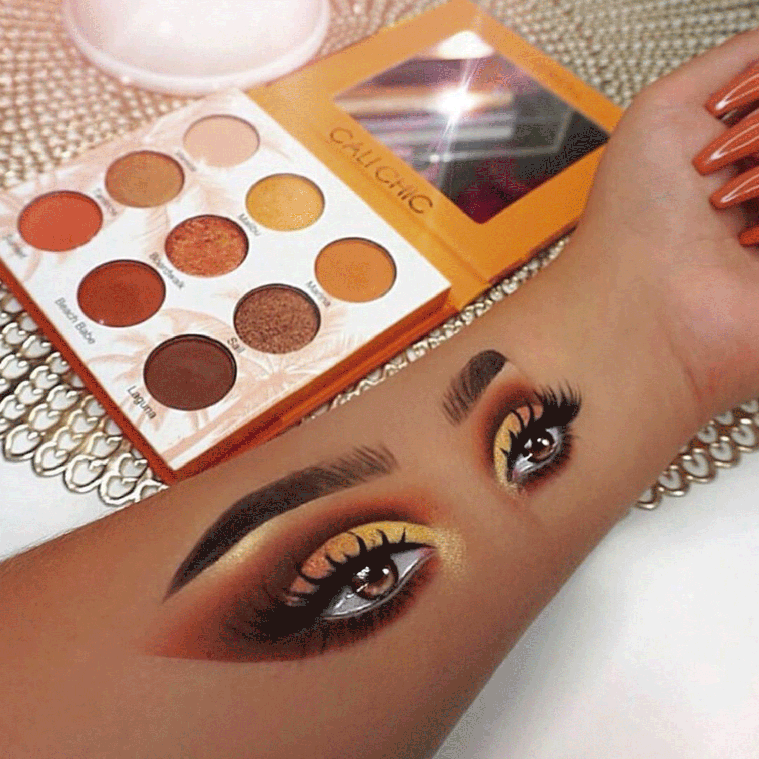 Pack Paleta de Sombra “Cali Chic” + Set 12 Brochas Holo Fun y Estuche Beauty Creations-3