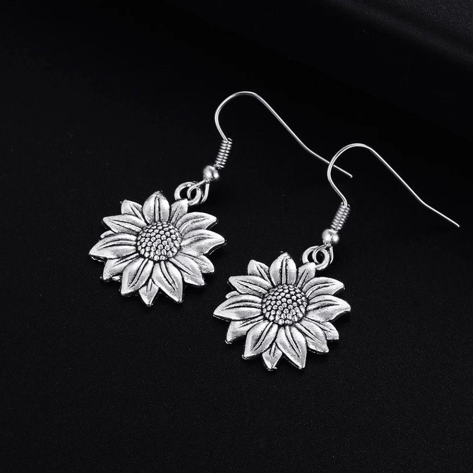 Aros Con Forma de Girasol y Gancho Grande Plateados.-2