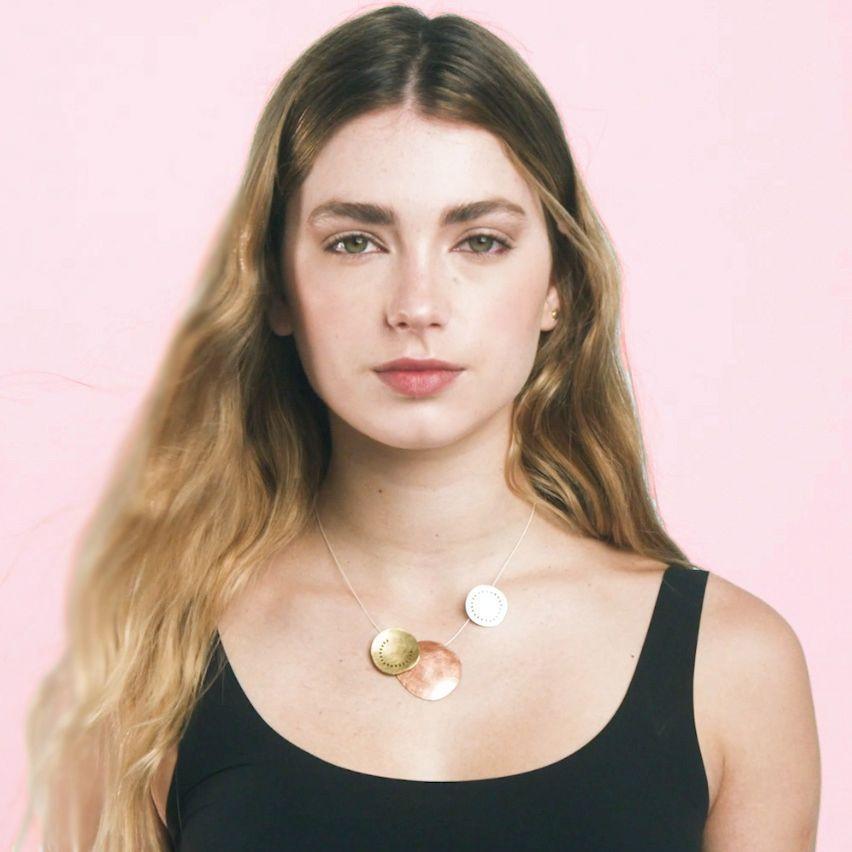 Collar Aptiqa Magda 3 pétalos plata, cobre y bronce-1