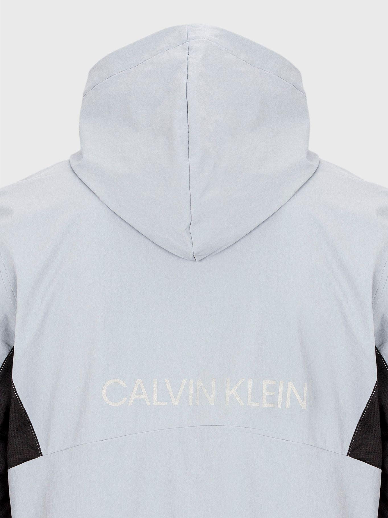 Chaqueta Deportiva Woven Gris Calvin Klein-3