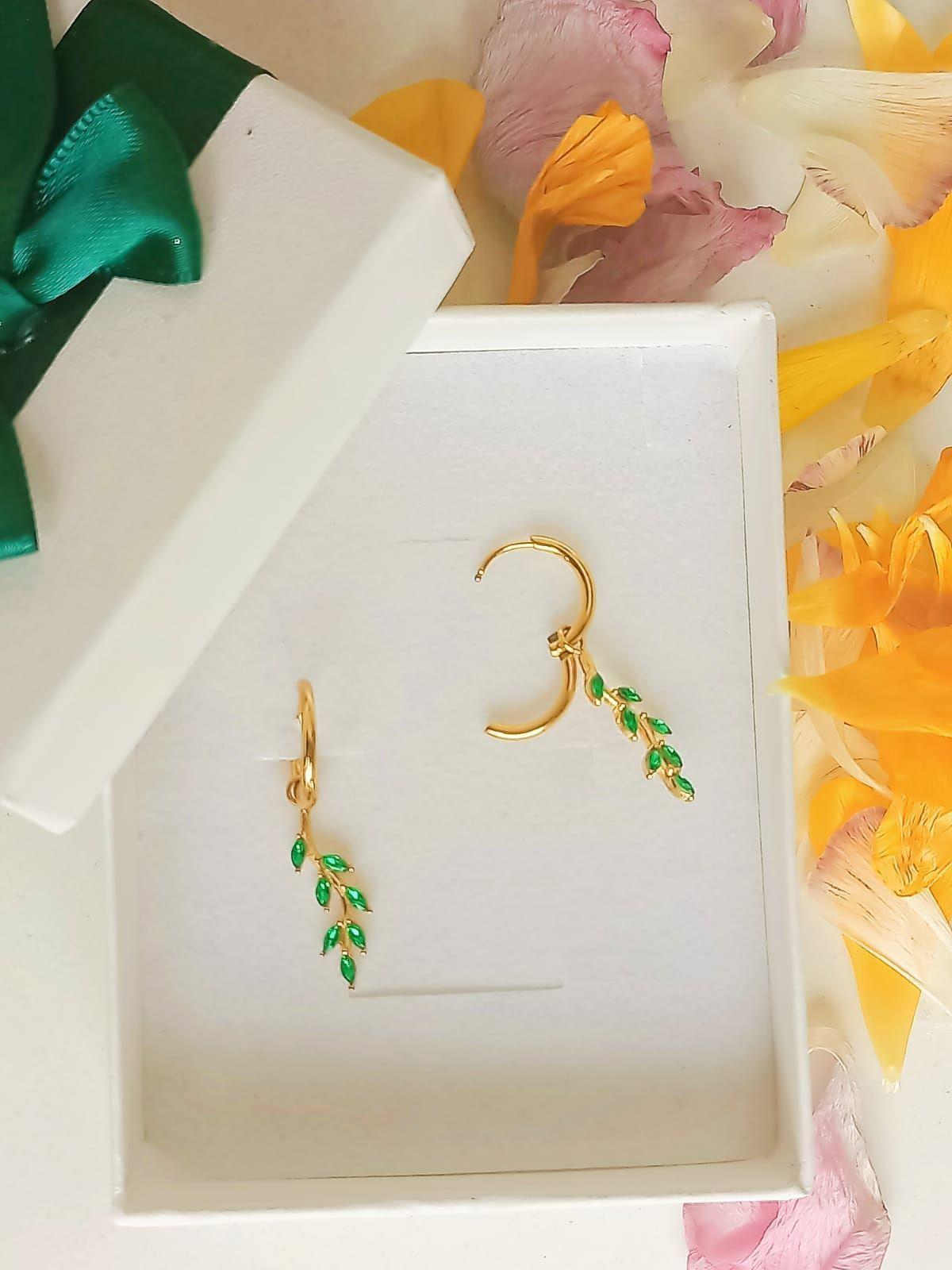 Argollas Aros Hiedras Huggies circonio verde Chapada En Oro 18k-1