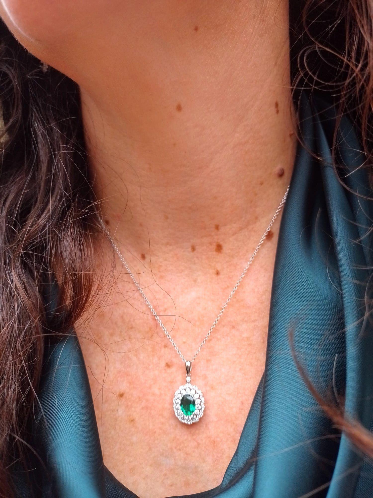 Collar con dije Colgante Gema Esmeralda enmarcada con leucozafiros plata fina ley S925-4