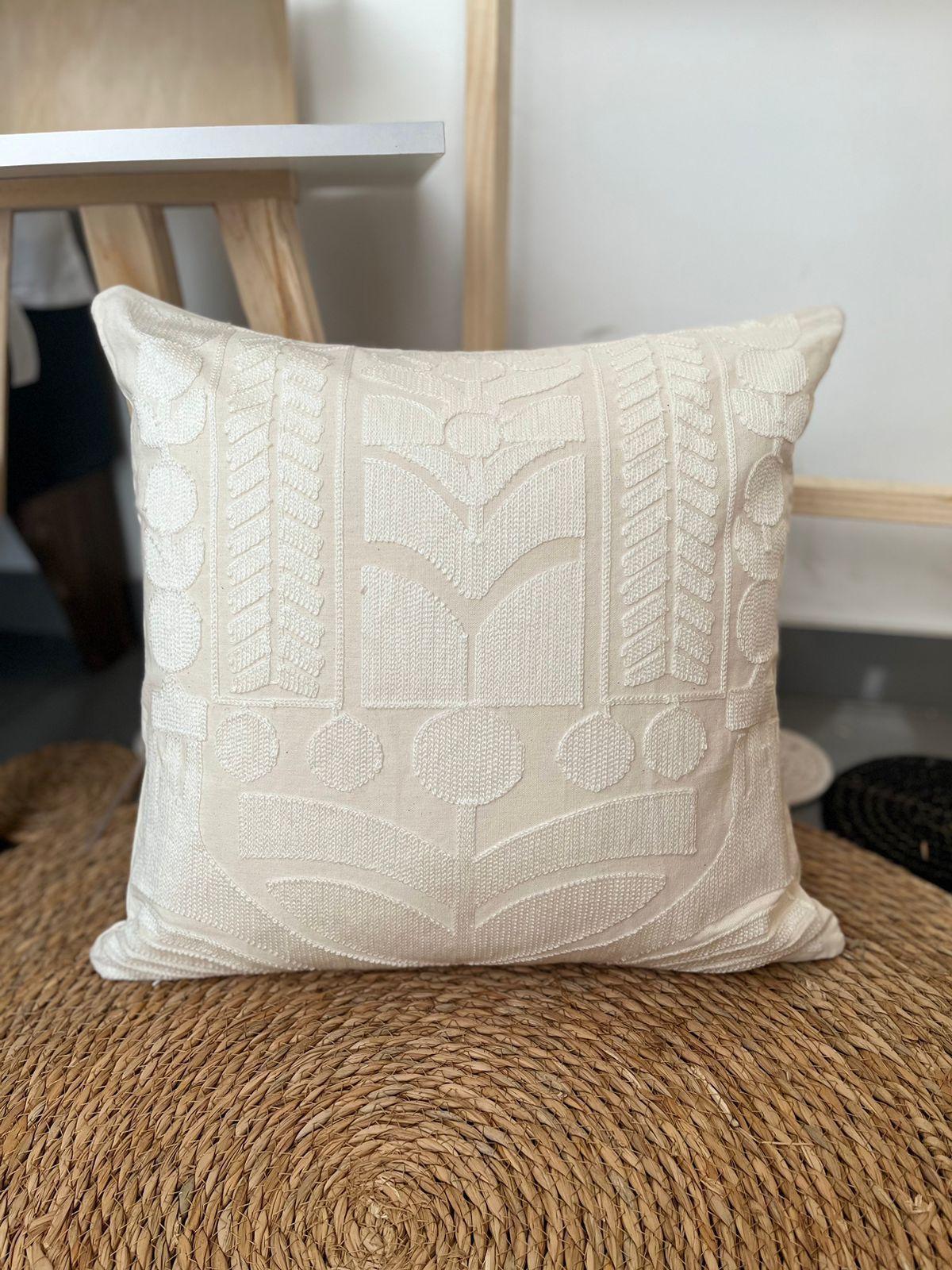 cojin bordado beige -1