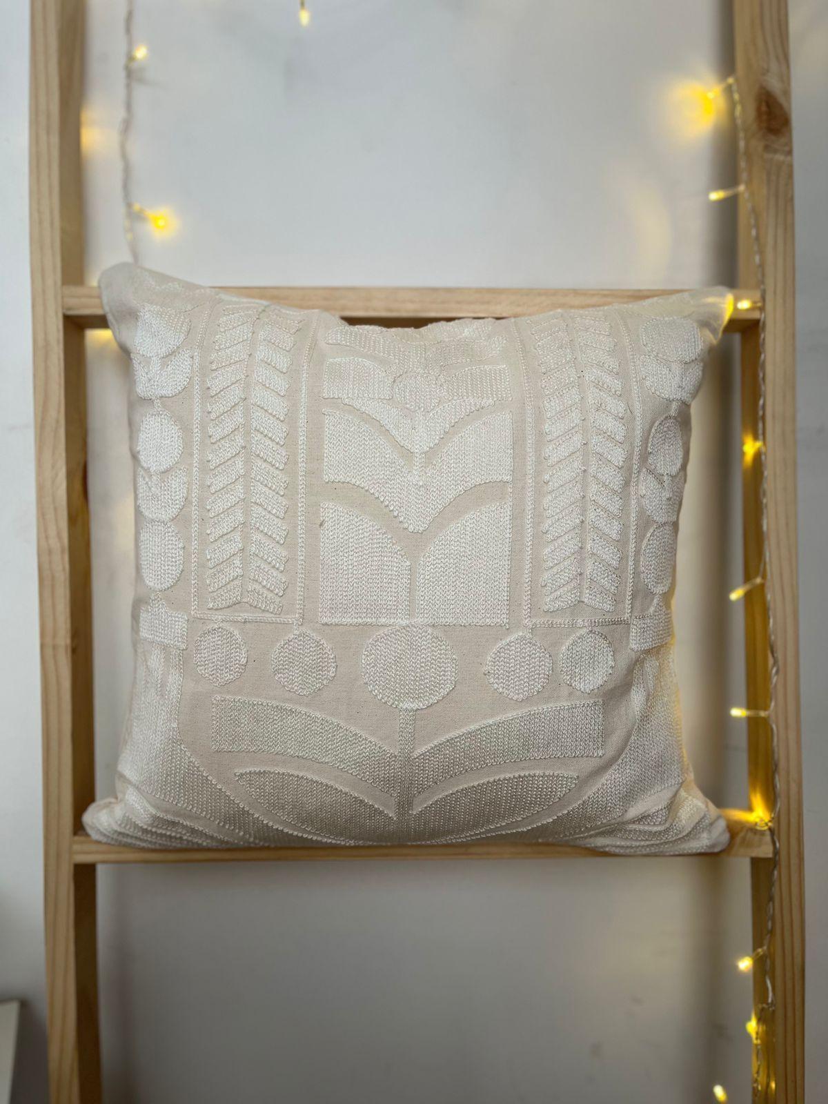 cojin bordado beige -0