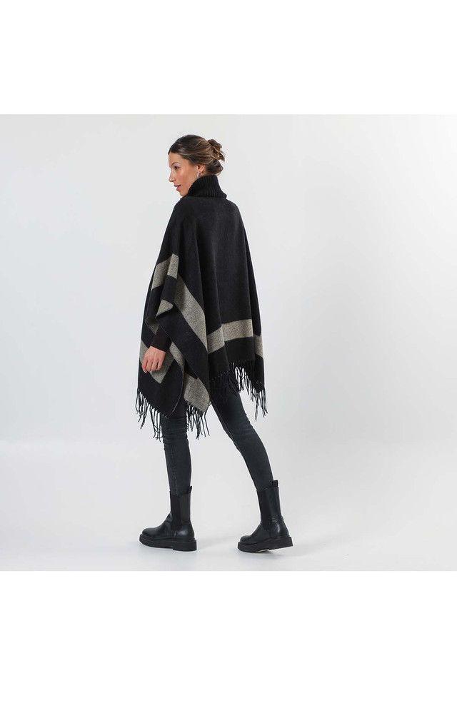 Poncho Negro Cierre Humana-2