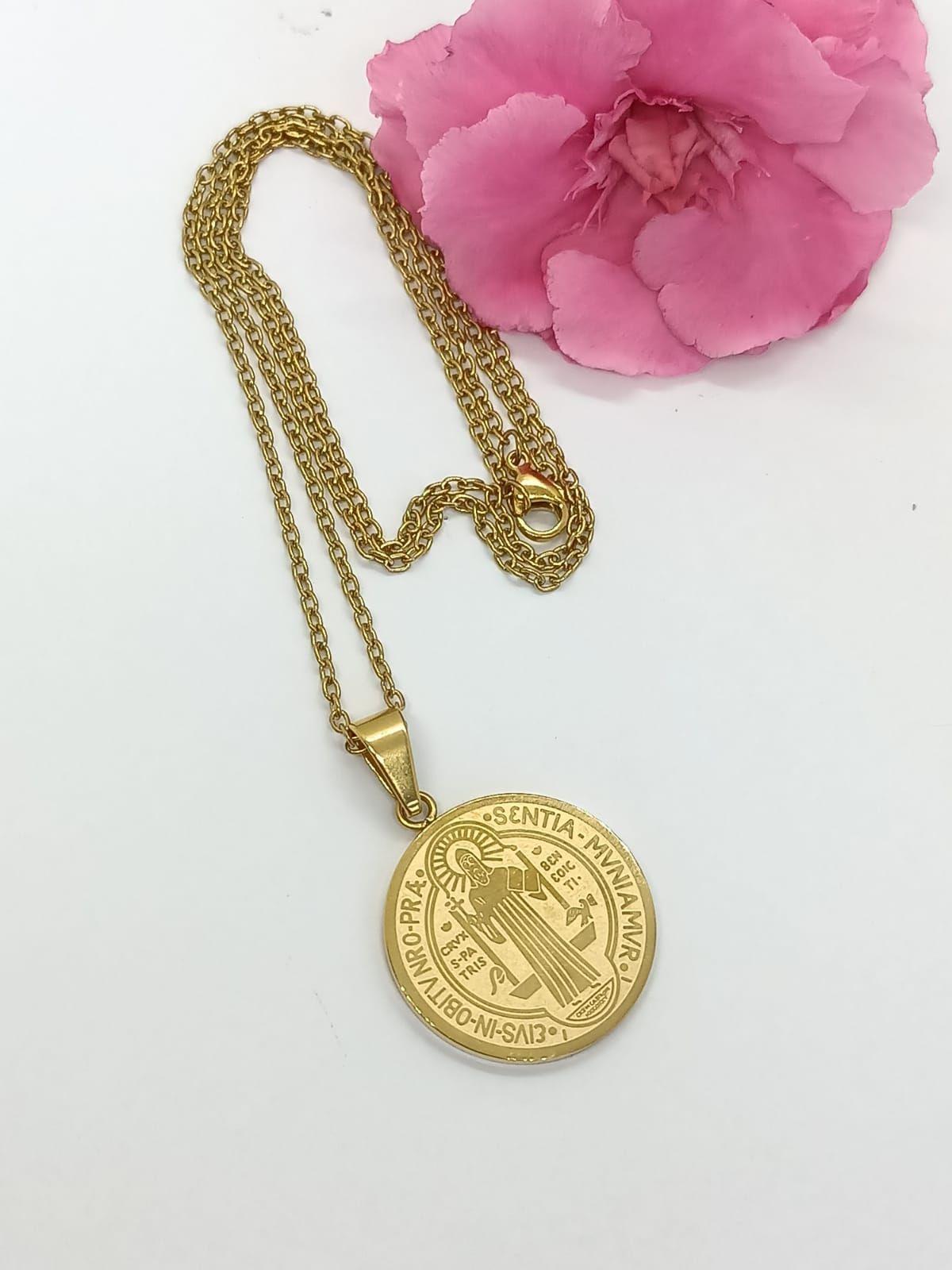 Colgante Medalla San Benito hipoalergenica chapada en oro 18kl-5