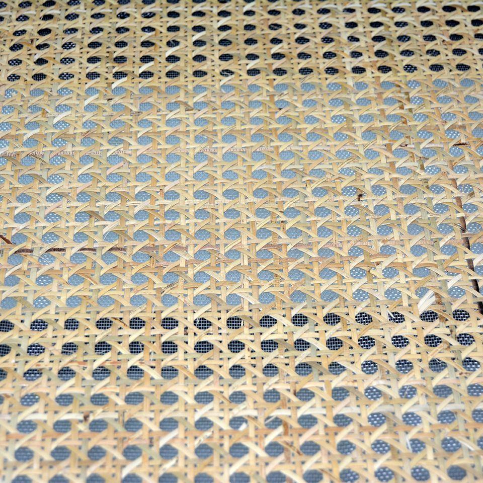 Banca Levin de madera color negro y rattan-5