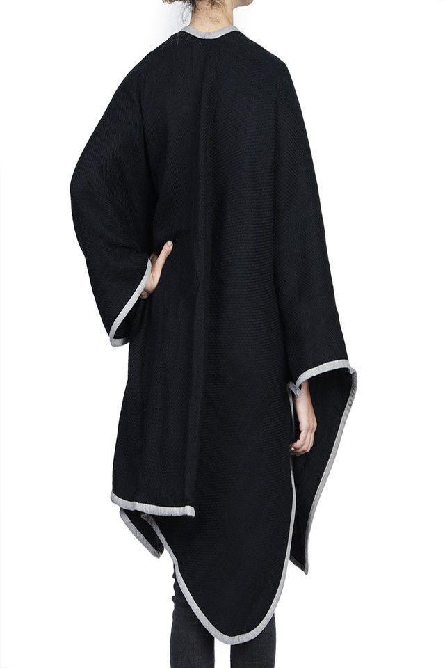 Poncho Negro con Borde Humana-1