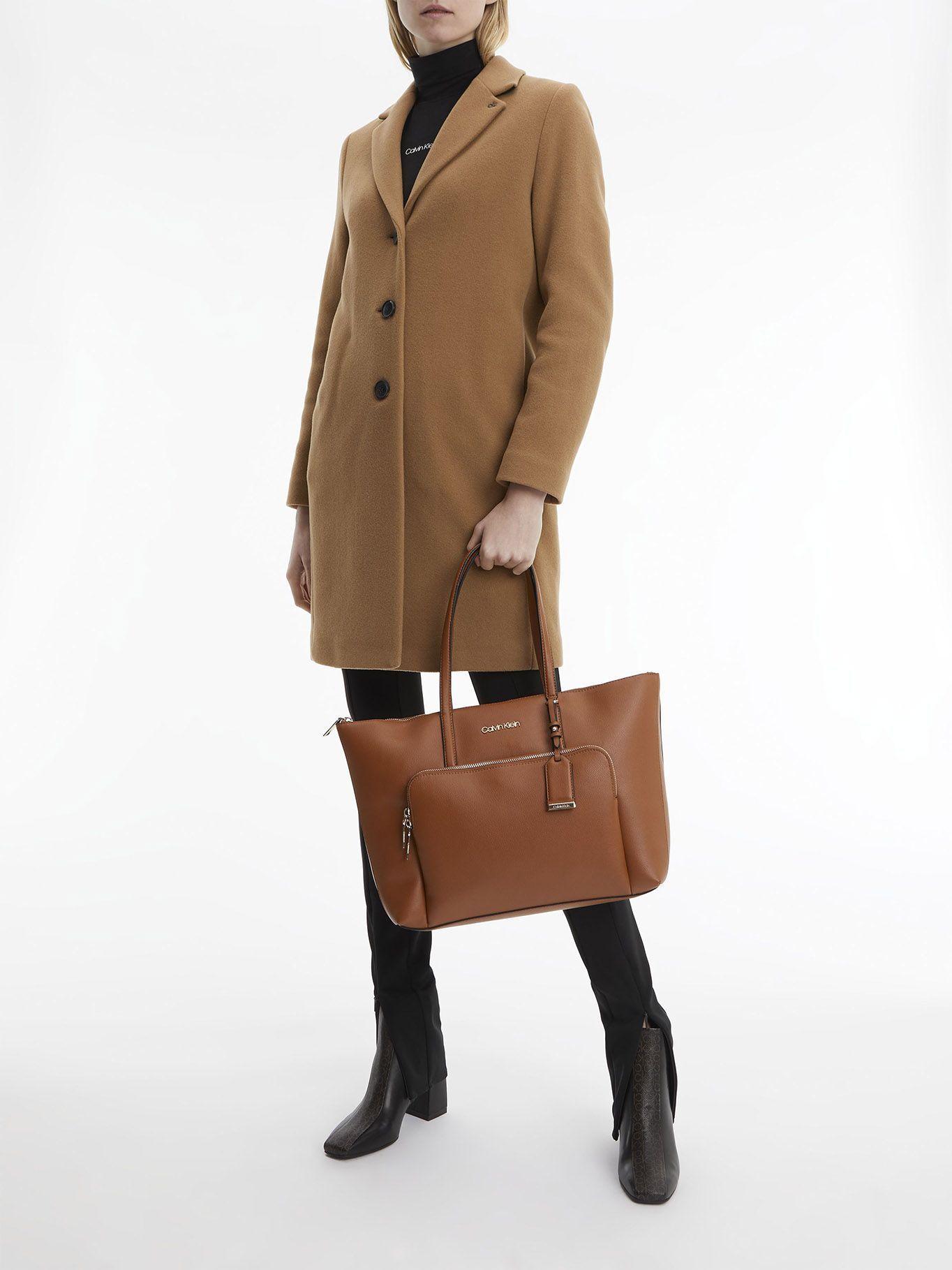 Cartera Tote Ck Must Pocket Café Calvin Klein-3