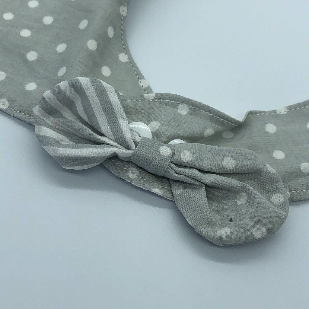 Babero de tela con lunares gris-4