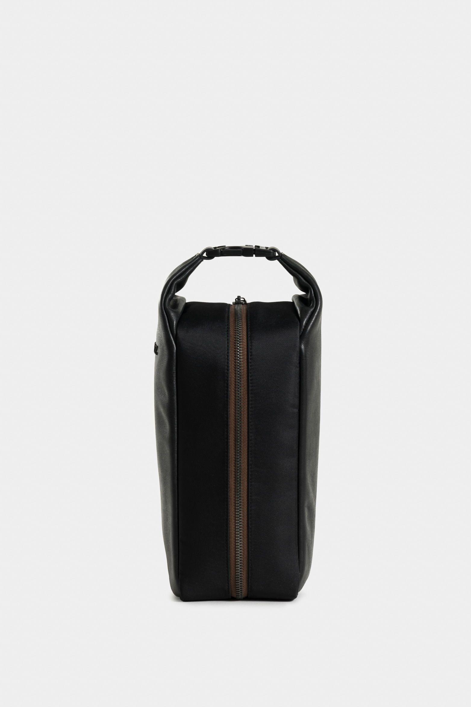 Organizador de viaje en cuero para hombre detalle contraste negro-2