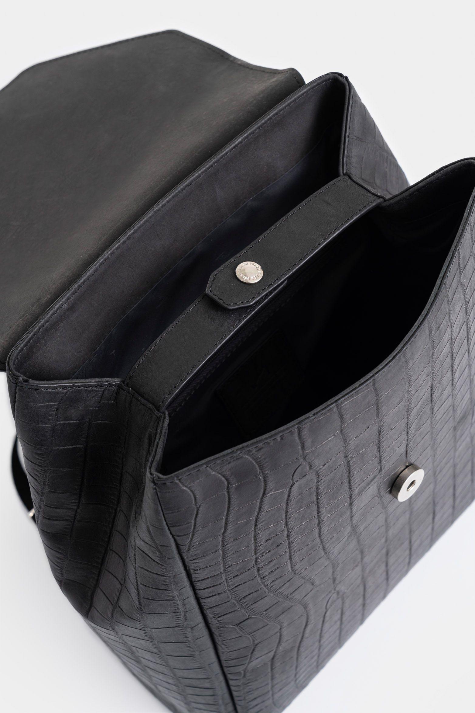 Morral Corina 2 de cuero para mujer detalle grabado negro-4