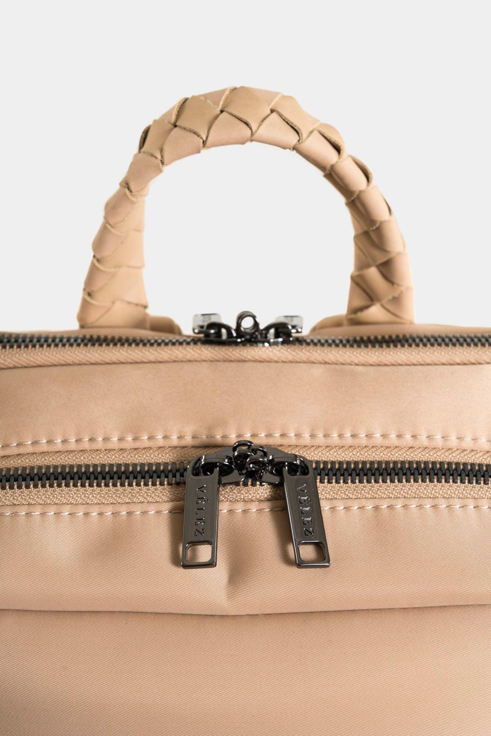 Tula morral ryn de nylon reciclado para mujer manija trenzada arena-3