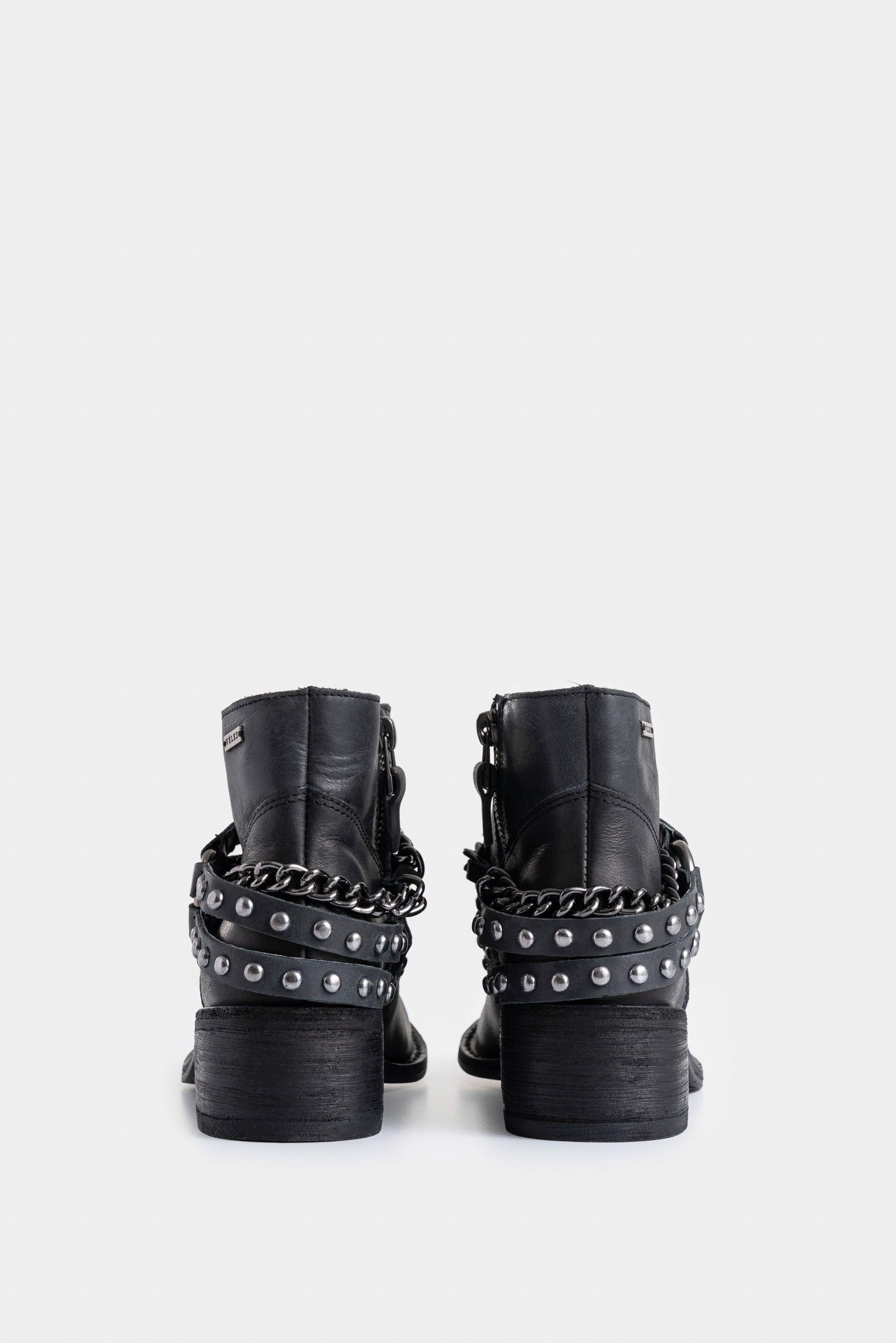 Botines texanos de cuero con folia para mujer detalle en cadenas negro-2