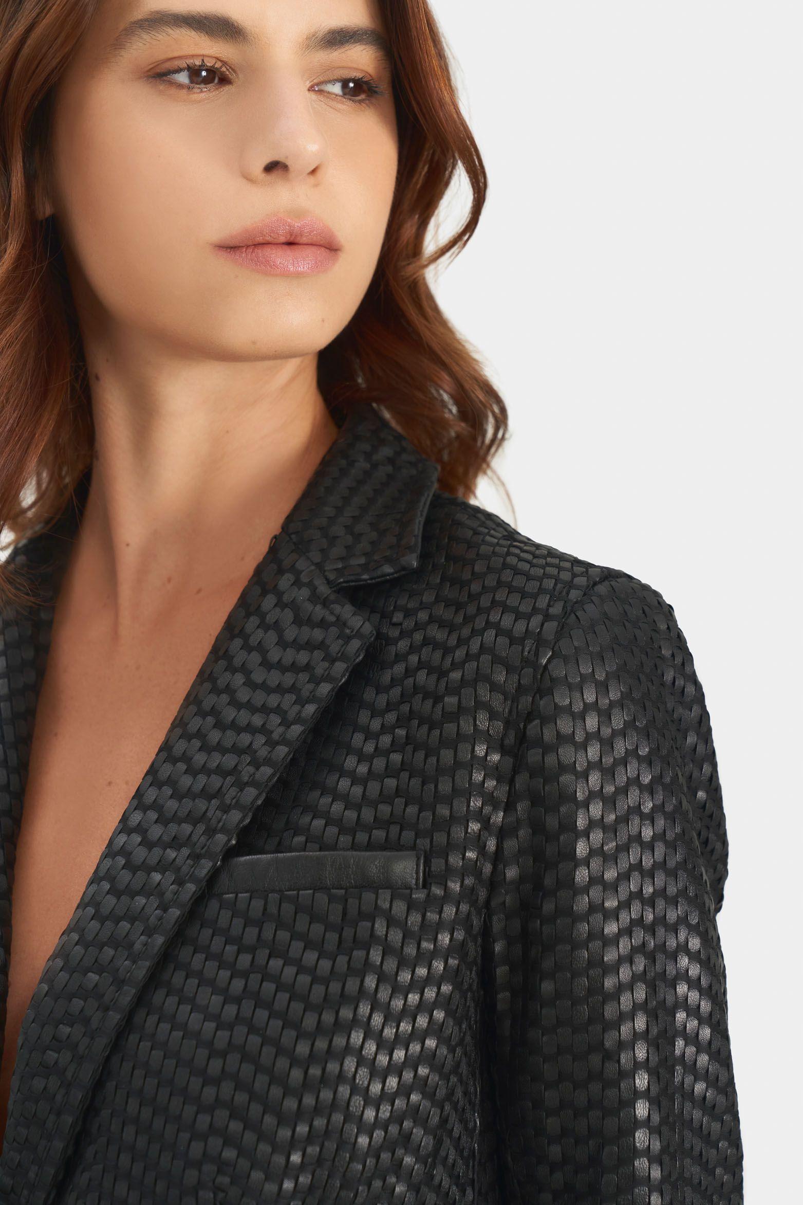 Blazer Tatacoa en cuero tejido para mujer silueta recta negro-1