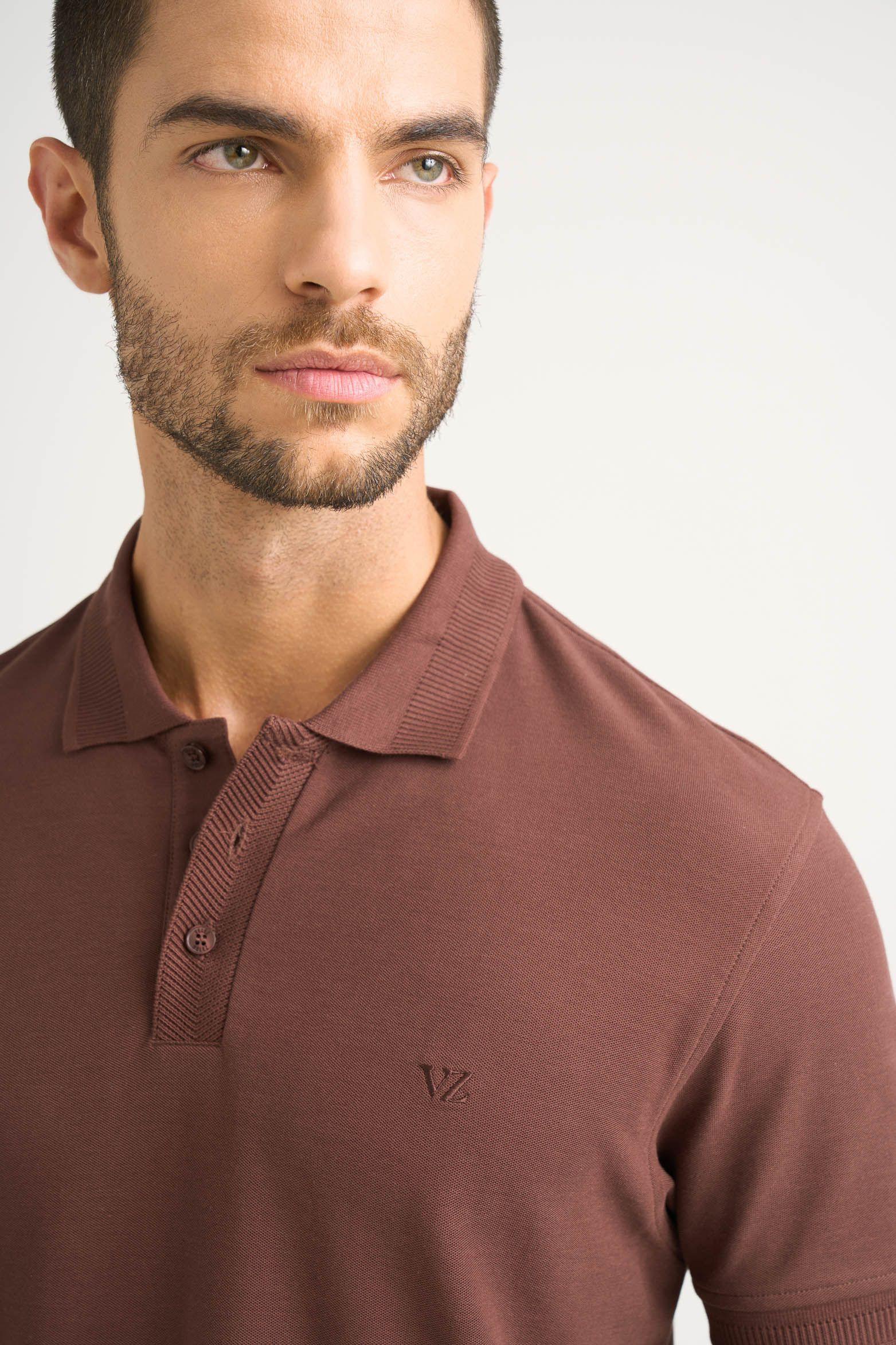 Polo para hombre semi fit detalle jacquard café-2